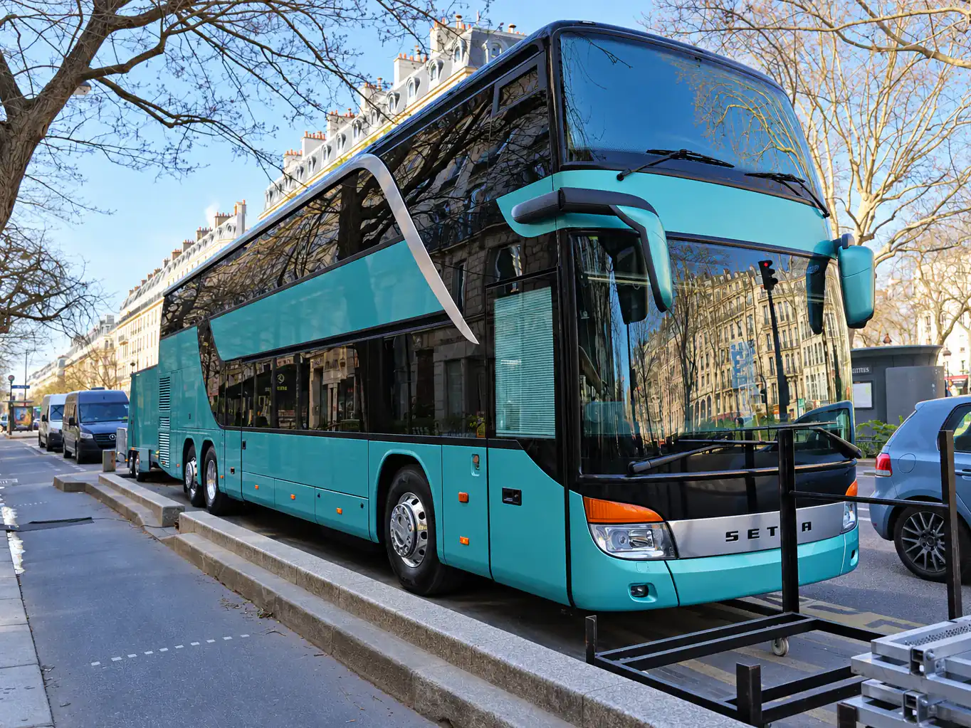 Pullman a due piani BusCom su un boulevard di Parigi