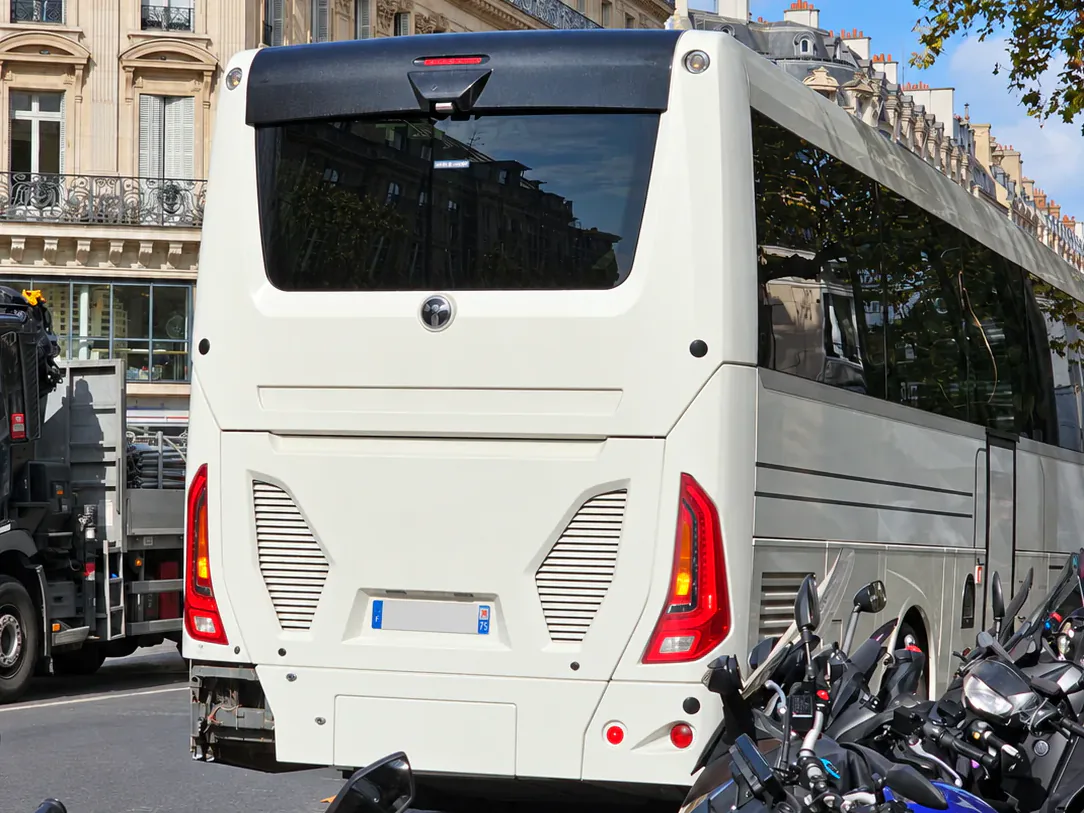 Autocar de BusCom en una calle haussmanniana de París