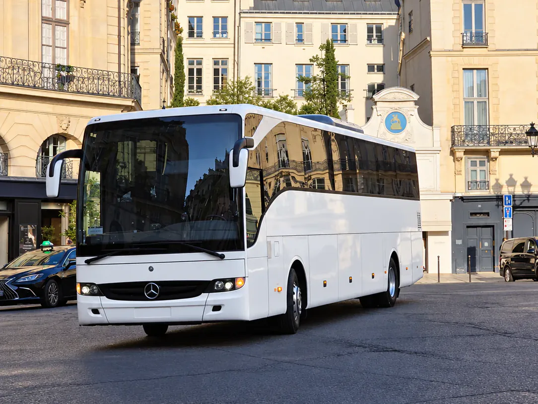 Pullman Mercedes BusCom da 52 posti davanti ai palazzi in pietra di Parigi