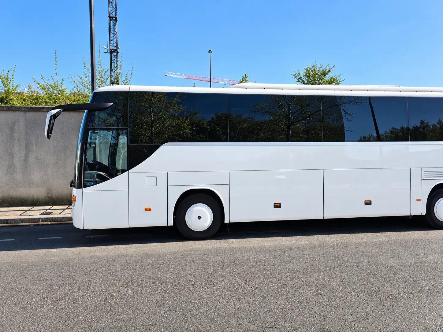 Pullman BusCom bianco visto di lato, pronto per un transfer dall’aeroporto di Beauvais a Parigi