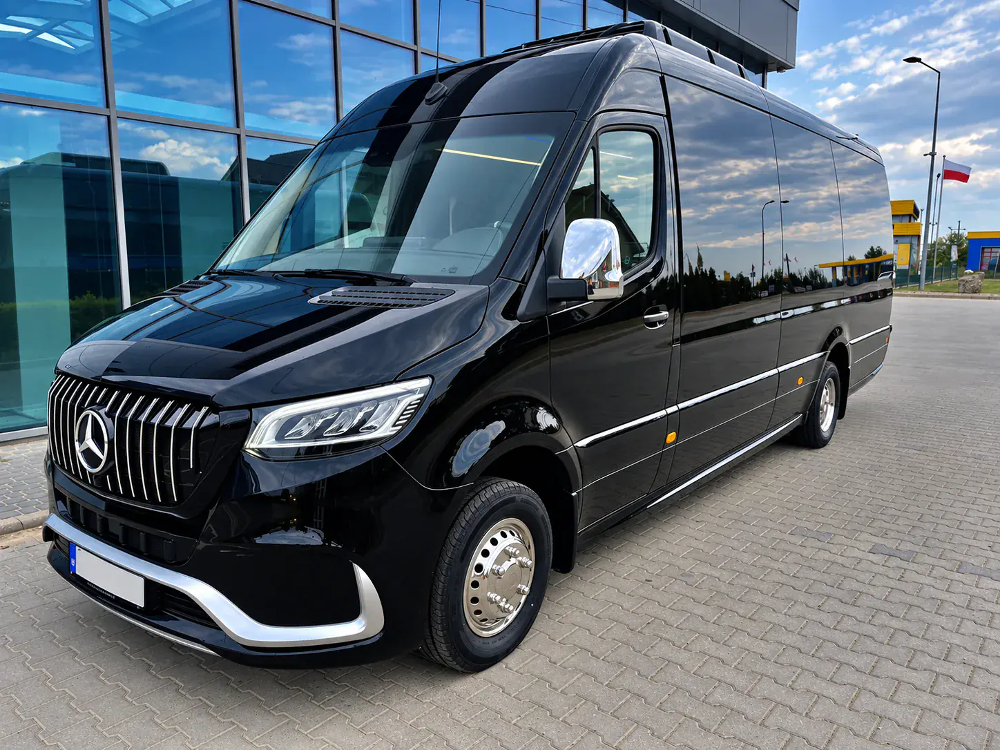 BusCom Mercedes Sprinter-minibuss för gruppresor i Uleåborg