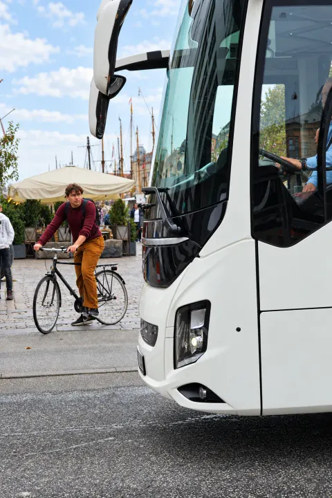 Pullman in una piazza di Copenaghen mentre passa un ciclista