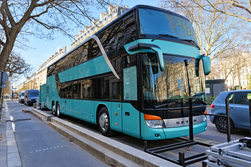 Pullman a due piani BusCom su un boulevard di Parigi