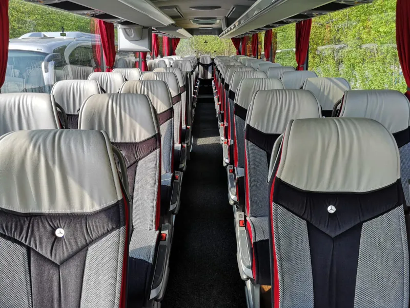 Mittgång och säten i en BusCom-buss
