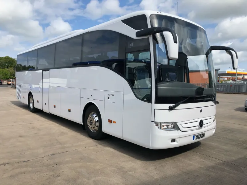 Pullman Mercedes-Benz bianco, pronto ad accogliere un gruppo