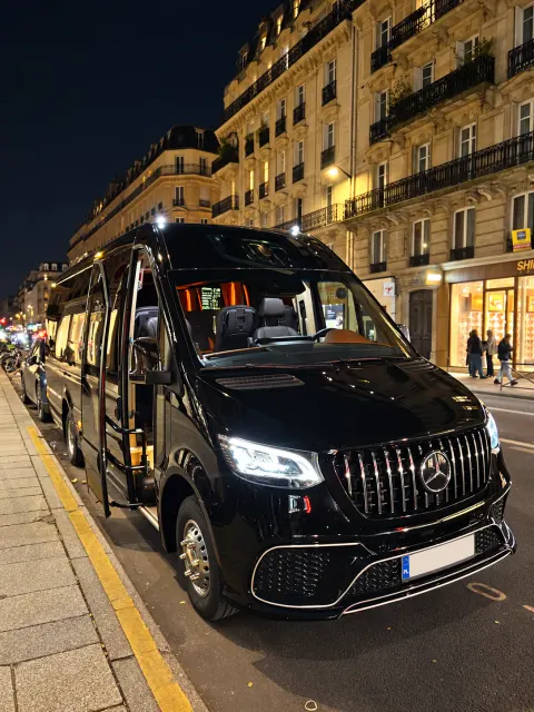 Mercedes Sprinter nero di notte in una via di Parigi, con la porta aperta